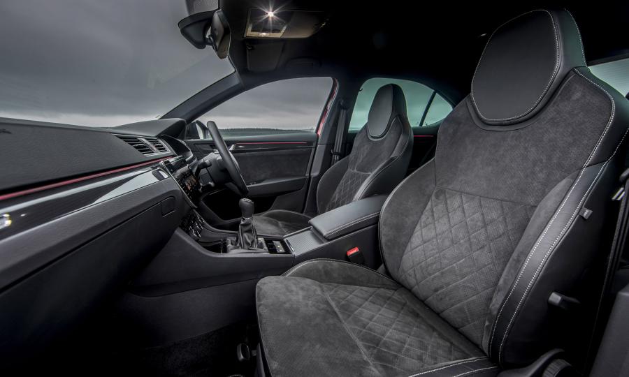 Интерьер Skoda Superb SportLine 2016 года  (UK) (фото 22 из 40)